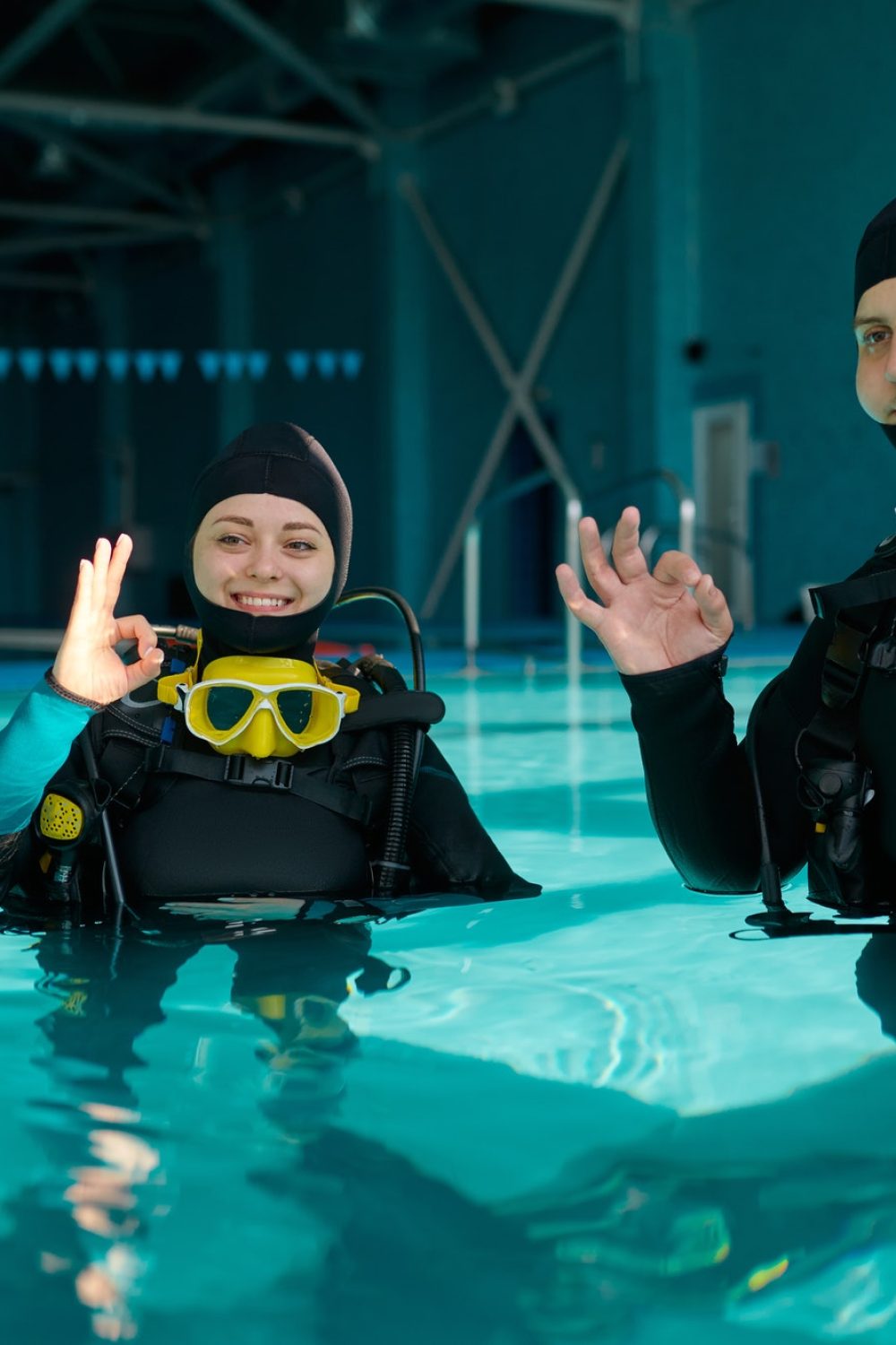 instructor-and-two-divers-course-in-diving-school.jpg